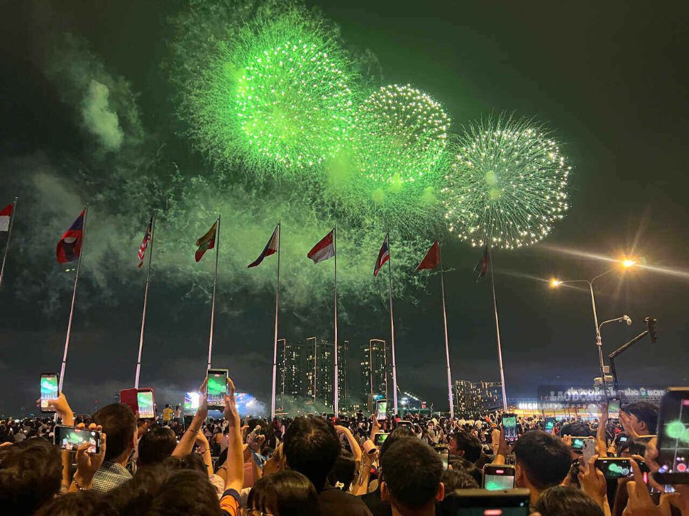 Ho Chi Minh City fireworks display on the occasion of the 50th anniversary of the City named after Uncle Ho. Photo: Thanh Chan
