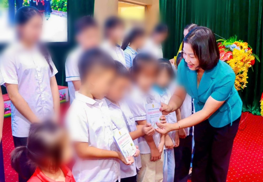 40 gifts were presented by the Thai Nguyen Labor Federation to children of union members and workers in difficult circumstances on the occasion of the new school year. Photo: Thai Nguyen Trade Union