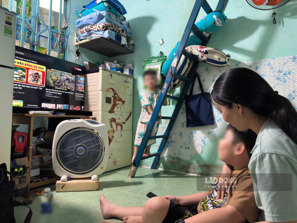 Female workers tend to find jobs with off-hours according to picking up children at daycare groups. Photo: Mai Anh.