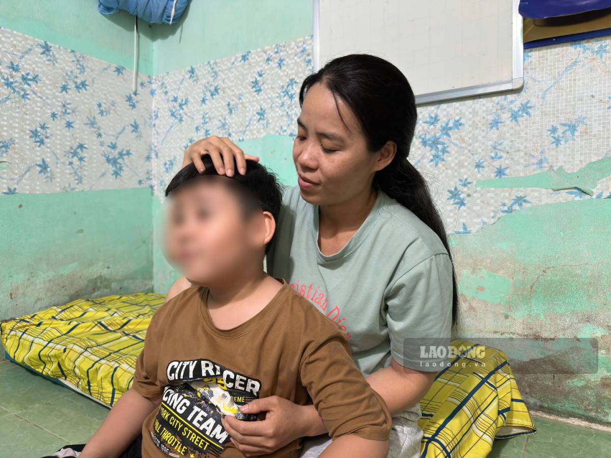 Chị Trần Thị Thu Thảo chấp nhận mức chi phí cao hơn để con được học tại nhóm trẻ mà bé yêu thích. Ảnh: Mai Anh.
