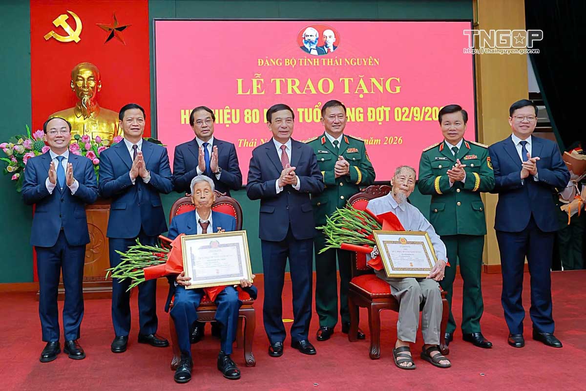 General Phan Van Giang - Member of the Politburo, Deputy Prime Minister, Minister of National Defense awarded the 80-year Party Badge to Party members in Thai Nguyen province. Photo: Thai Nguyen Information Portal.