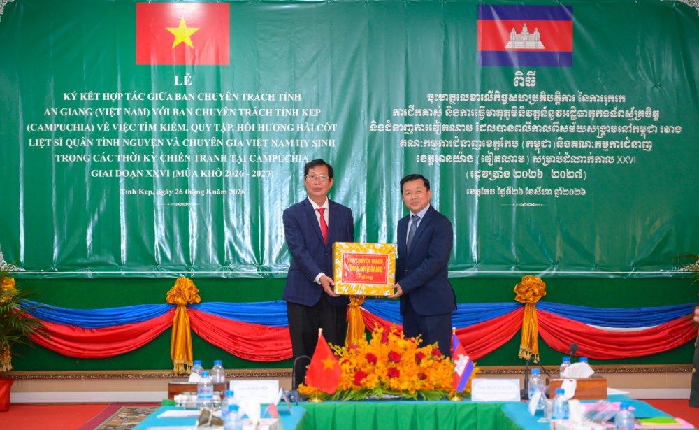 Ông Lê Văn Phước, Phó Chủ tịch UBND tỉnh, Trưởng Ban Chuyên trách tỉnh An Giang trao quà cho đại diện Ban Chuyên trách tỉnh Kép. Ảnh: Phương vũ/Bộ CHQS An Giang