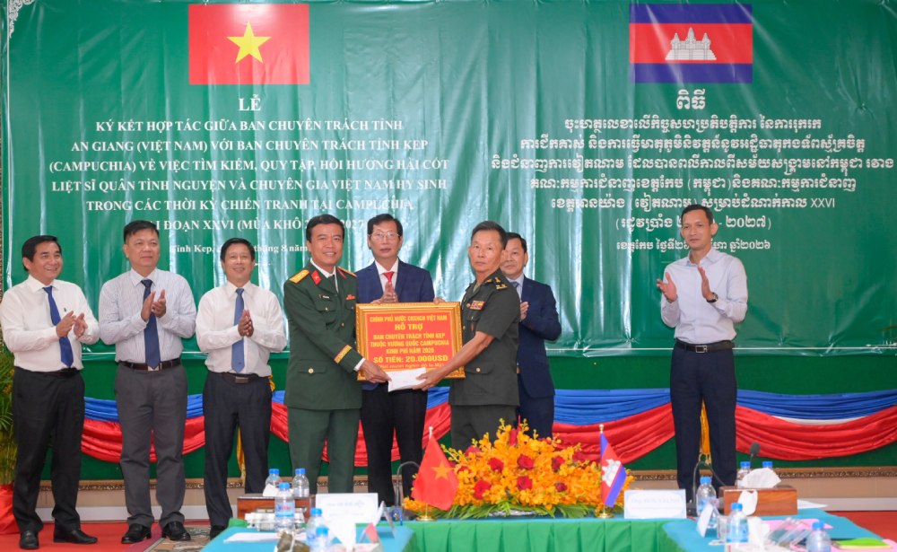 Đại tá Nguyễn Việt Thắng, Chính ủy Bộ CHQS tỉnh, Phó trưởng Ban Chuyên trách tỉnh An Giang, thừa ủy quyền của Ban Chuyên trách Chính phủ Việt Nam, trao kinh phí hỗ trợ Ban Chuyên trách tỉnh Kép trị giá 20.000 USD phục vụ công tác phối hợp tìm kiếm, quy tập hài cốt liệt sĩ trong mùa khô 2026-2027. Ảnh: Phương Vũ/Bộ CHQS An Giang