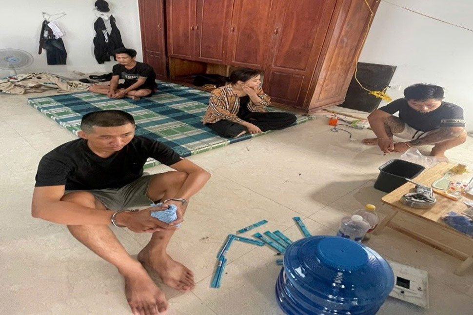 Police caught red-handed subjects organizing the illegal use of drugs at a motel. Photo: Gia Lai Police