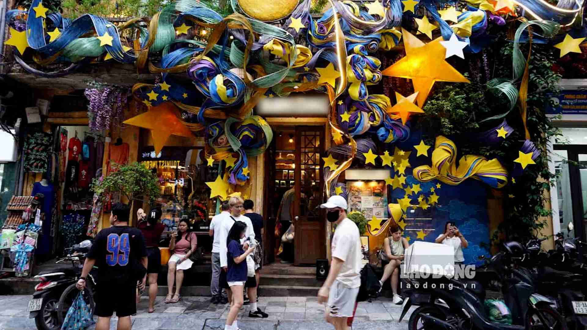 The restaurant's facade stands out with blue and yellow tones along with star and stripe motifs, evoking images of the Mid-Autumn night sky. Photo by Huyen Anh