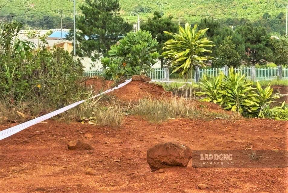 Hiện trường khu vực nguy cơ sạt lở được phong tỏa để bảo đảm an toàn. Ảnh: Hoài Thành