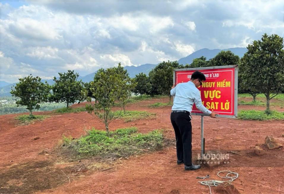 Cơ quan chức năng gắn biển cảnh báo nguy hiểm. Ảnh: Hoài Thanh