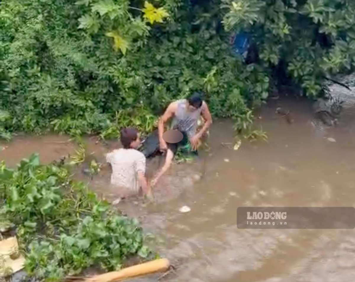 2 young men rescue people in trouble in Ninh Binh. Photo: Nguyen Duyen