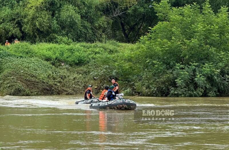 The first victim's body in the boat capsizing accident has been found. Photo: Viet Bac