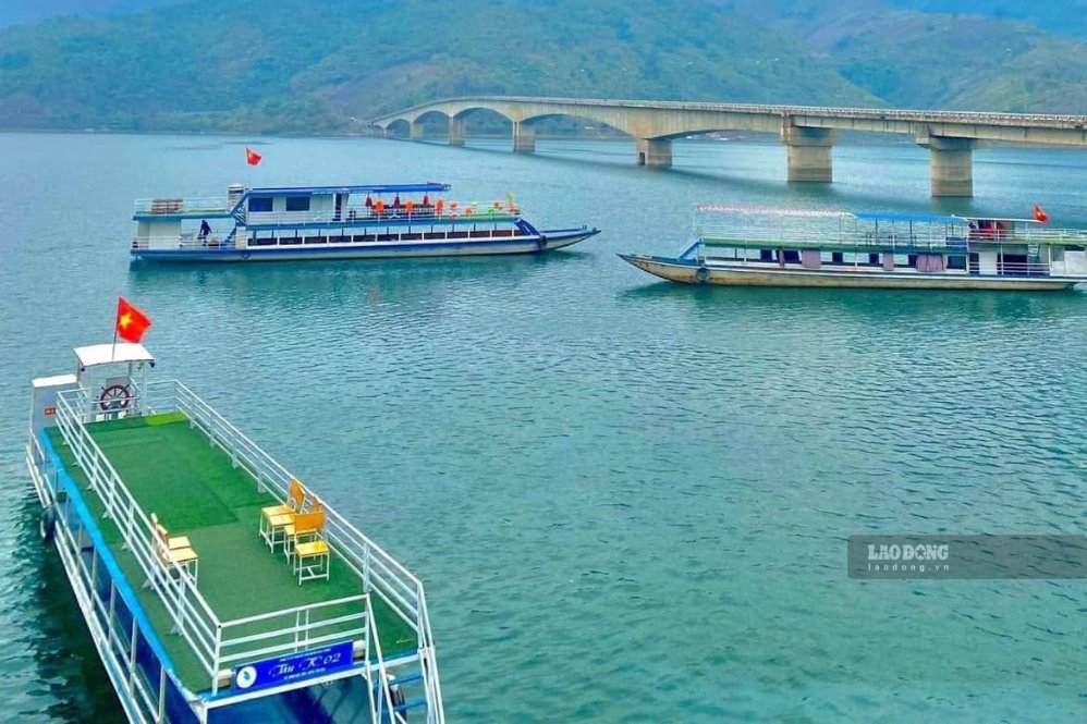 At Son La Lake, the water level is at 202.59 m. Photo: Truong Son
