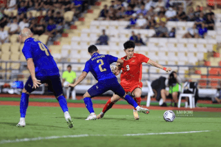 La selección vietnamita se enfrenta a Tailandia en el partido de vuelta de la final de la Copa ASEAN 2026 en My Dinh. Foto: Minh Dan