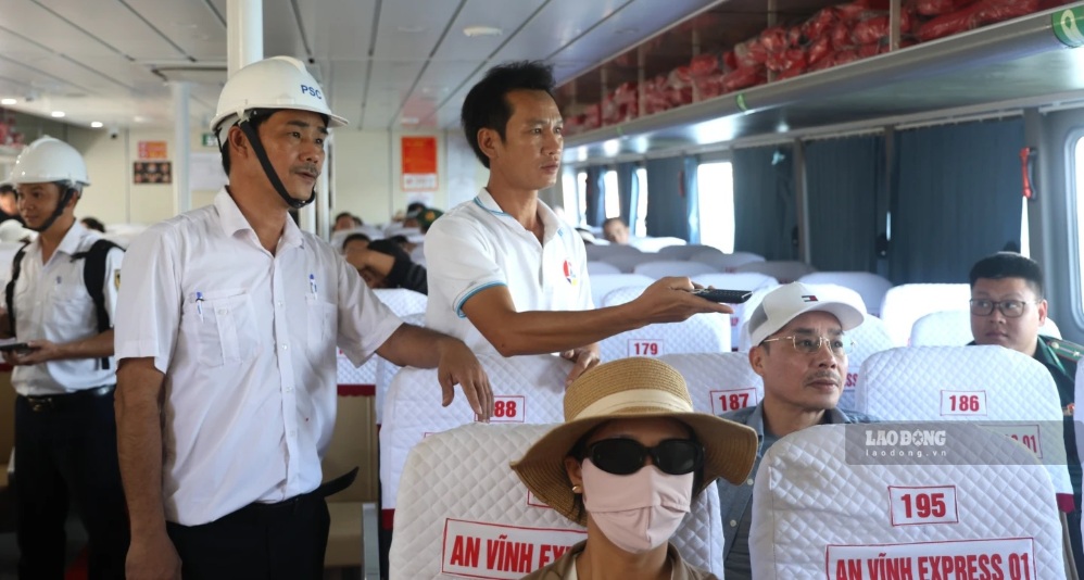 Lực lượng chức năng kiểm tra các điều kiện bảo đảm an toàn trước khi các phương tiện hoạt động ở Lý Sơn xuất bến. Ảnh: Linh Đan