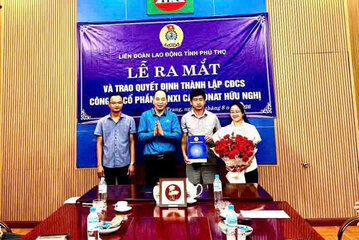 Launching ceremony of the Grassroots Trade Union of Huu Nghi Carbonate Calcium Joint Stock Company. Photo: Phu Tho Trade Union