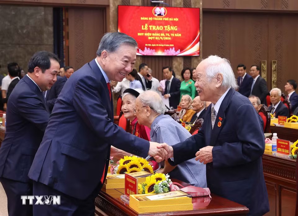 General Secretary and President To Lam congratulates veteran Party members. Photo: VNA