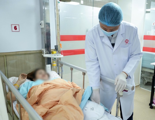 Patients are forced to have their crushed legs amputated after a traffic accident to save their lives. Photo: Hospital provided