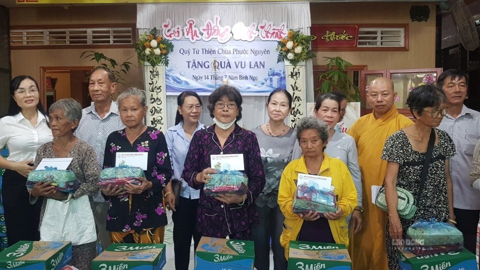 Trao quà hơn 120 triệu đồng đến người dân khó khăn mùa Vu Lan