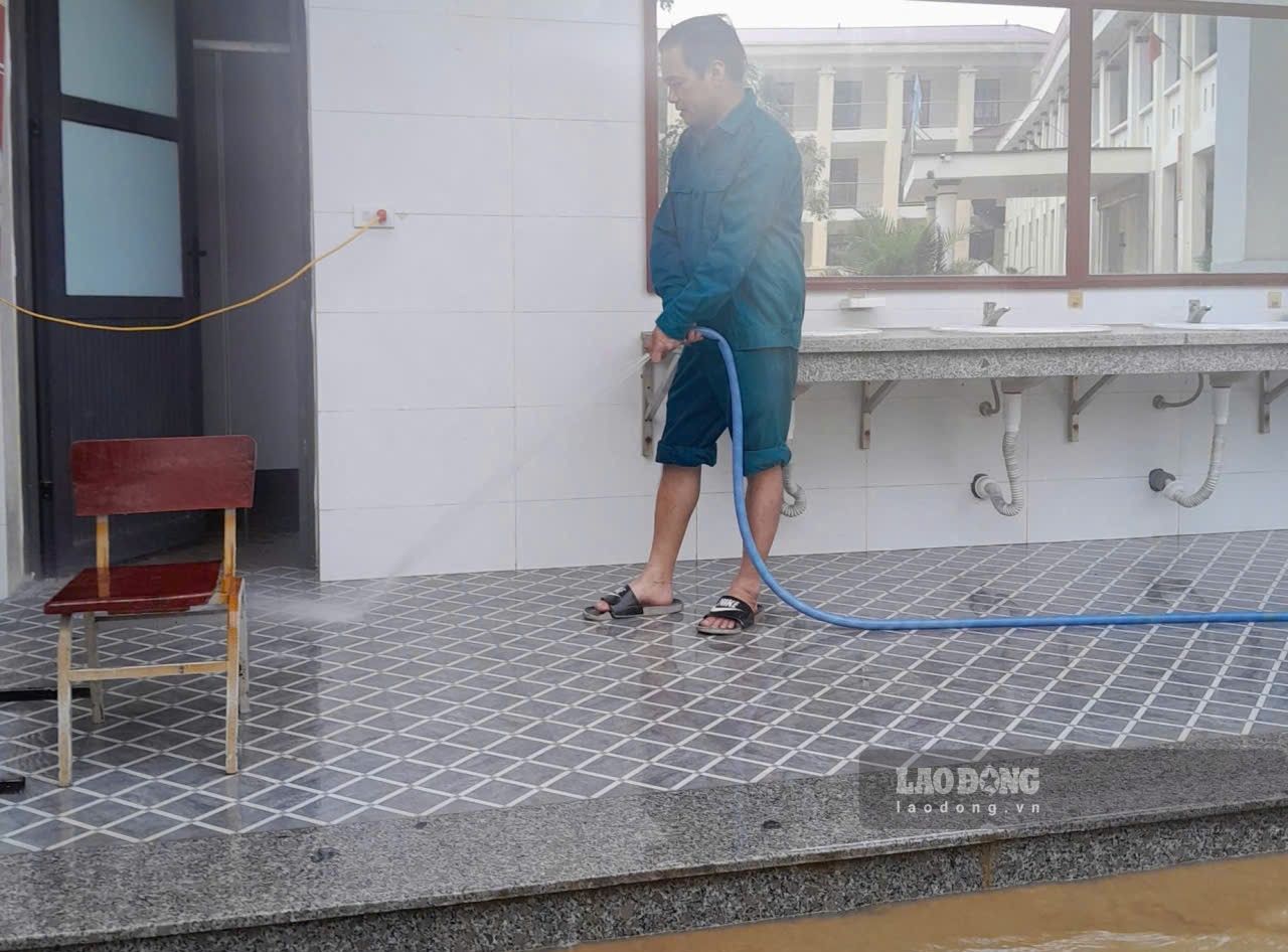 Nhiều khu vực trong khuôn viên của điểm trường Tiểu học Gia Viễn tại thôn Kênh Gà đã được dọn sạch bùn đất. Ảnh: Nguyễn Trường