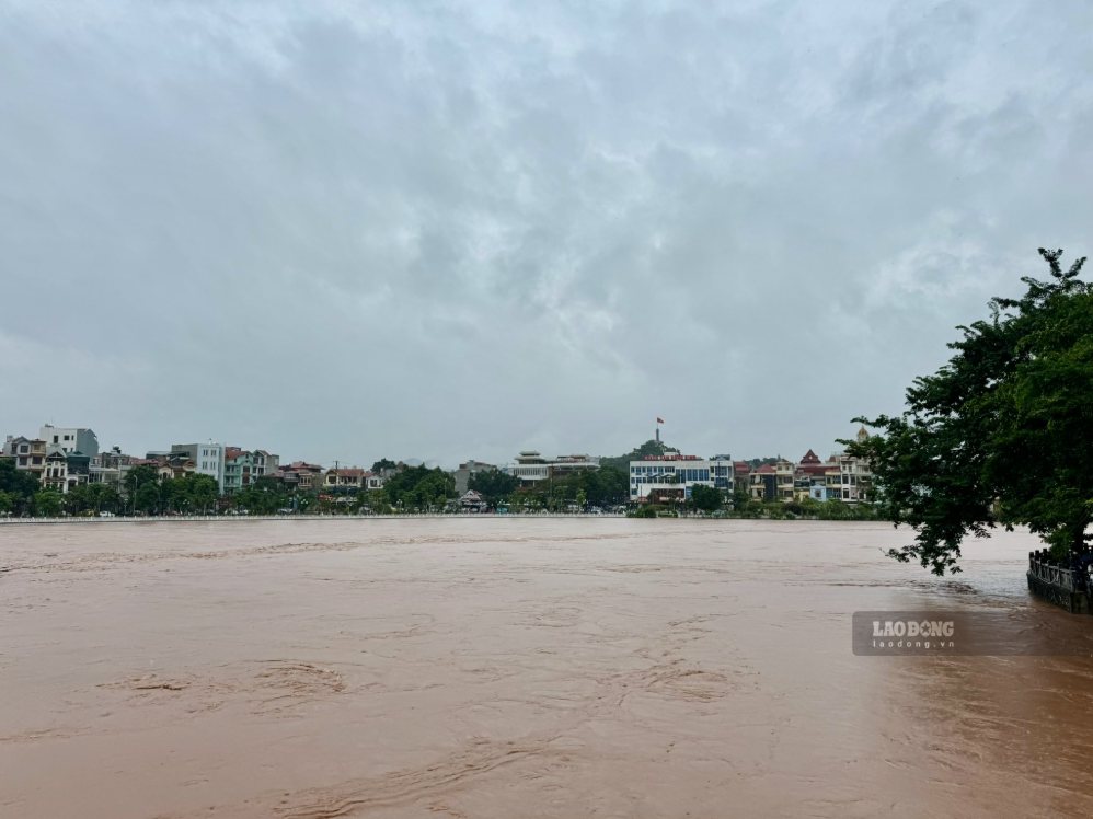 Body found floating on the Ky Cung River. Photo: Khanh Linh