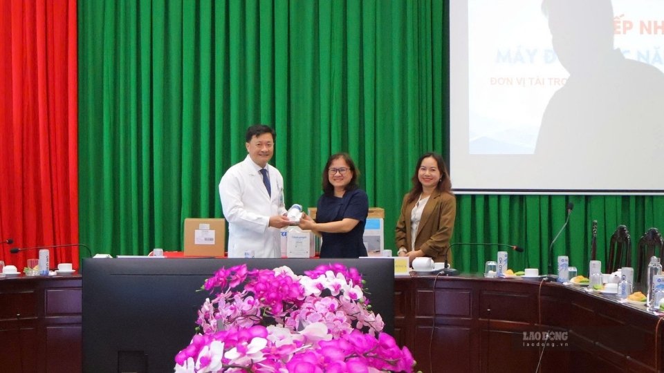 Vinh Long General Hospital receives a respiratory function measuring device worth about 120 million VND. Photo: Hoang Loc