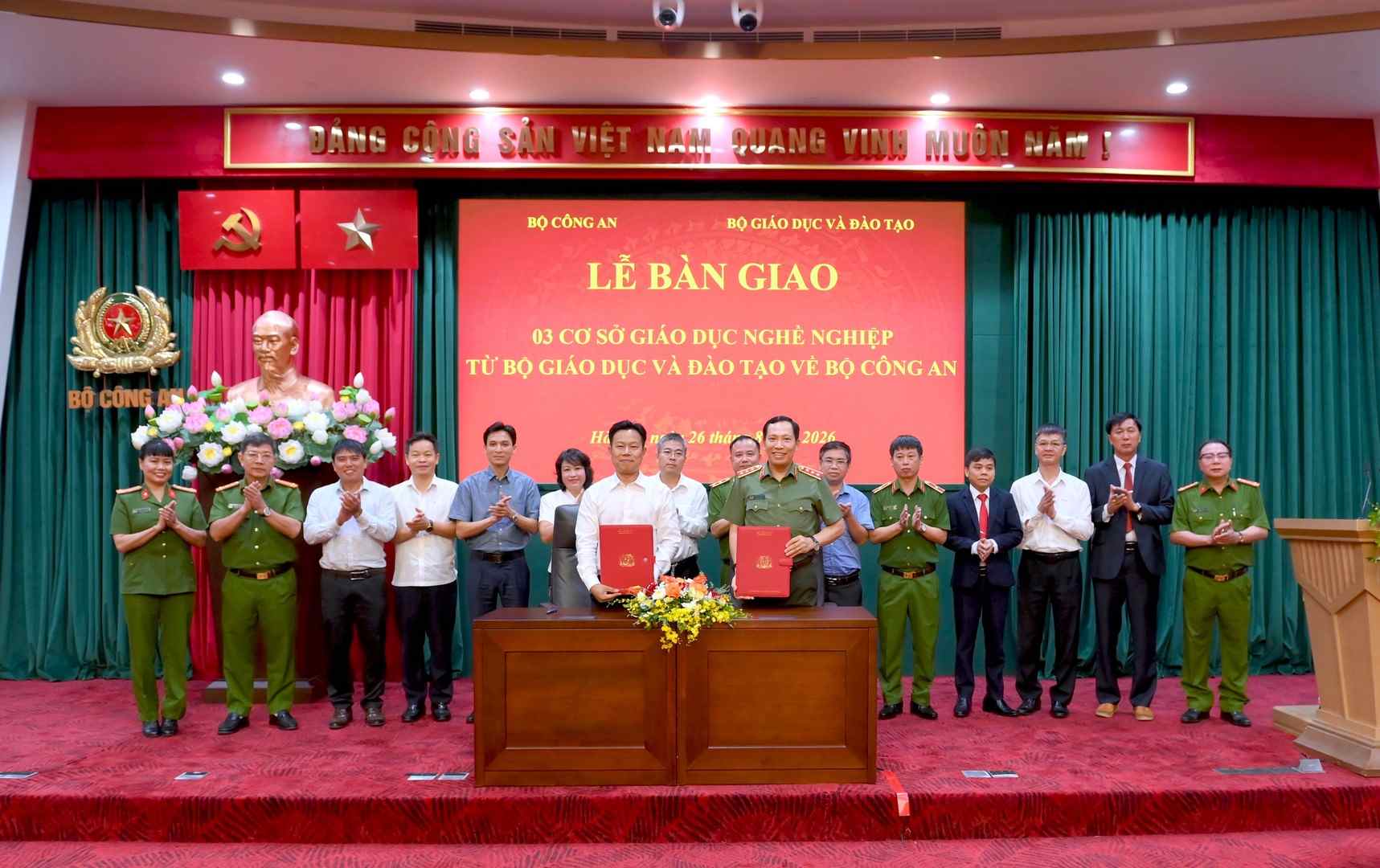 Deputy Minister of Public Security Le Van Tuyen; Deputy Minister of Education and Training Le Quan signed and handed over the handover minutes. Photo: Ministry of Public Security