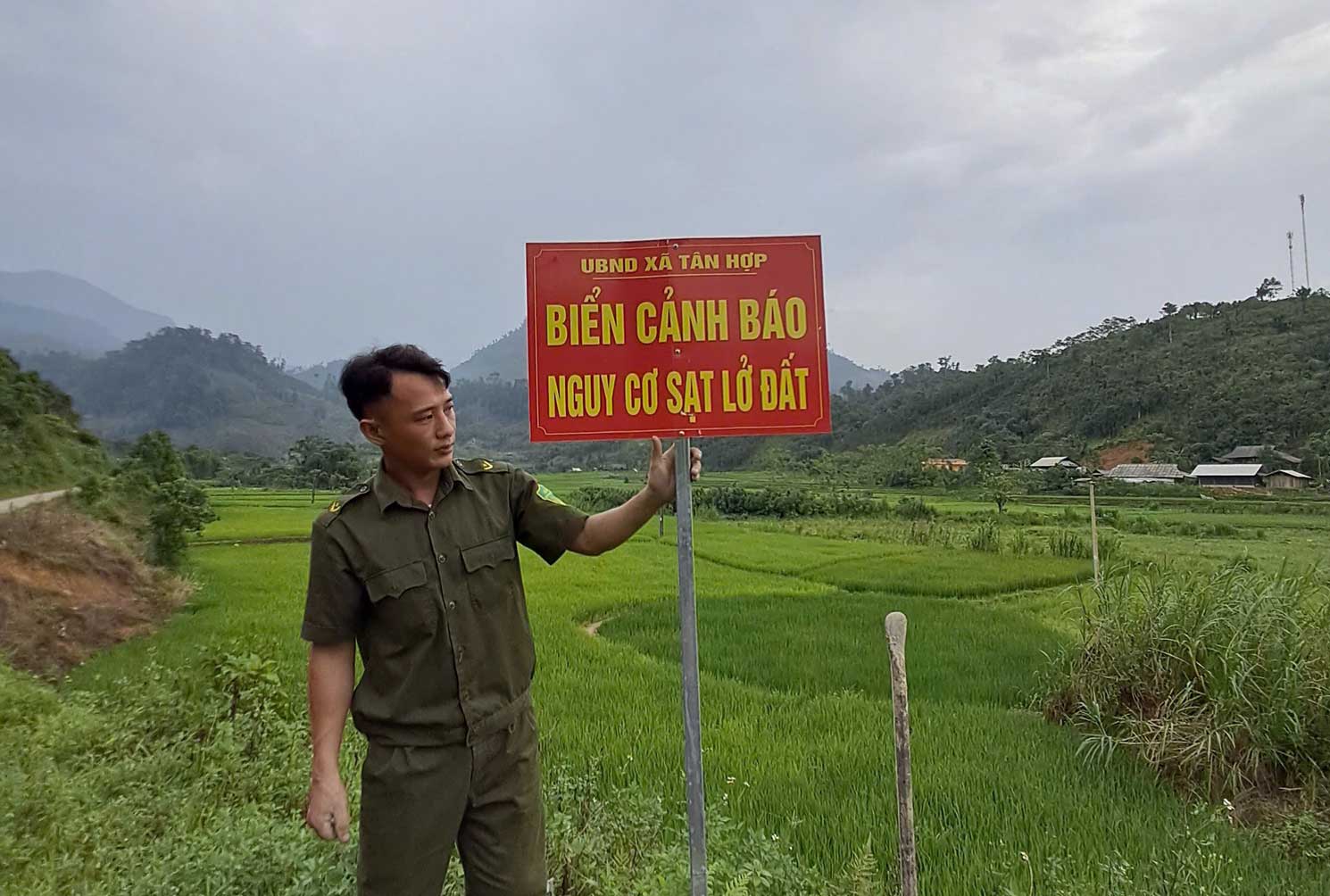 Công an xã Tân Hợp cắm biển cảnh báo nguy cơ sạt lở đất tại khu vực xung yếu. Ảnh: Công an tỉnh Lào Cai