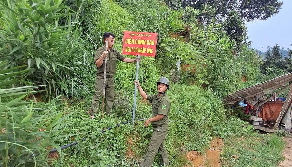 Công an xã ở Lào Cai cắm 50 biển cảnh báo sạt lở, ngập úng