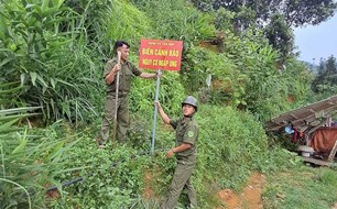 Công an xã ở Lào Cai cắm 50 biển cảnh báo sạt lở, ngập úng