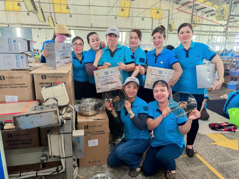 Người lao động công đoàn ChangShin nhận quà nhân dịp chào mừng Tháng công nhân 2026. Ảnh: TAPUHO Việt Nam 