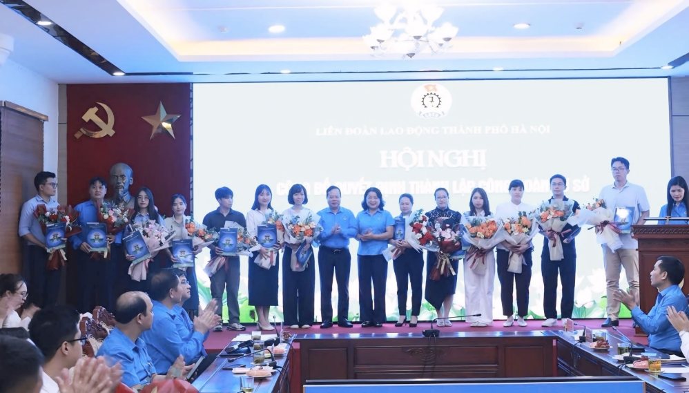 Conference announcing the decision to establish grassroots trade unions - Hanoi City Labor Federation. Photo: TAPUHO Vietnam