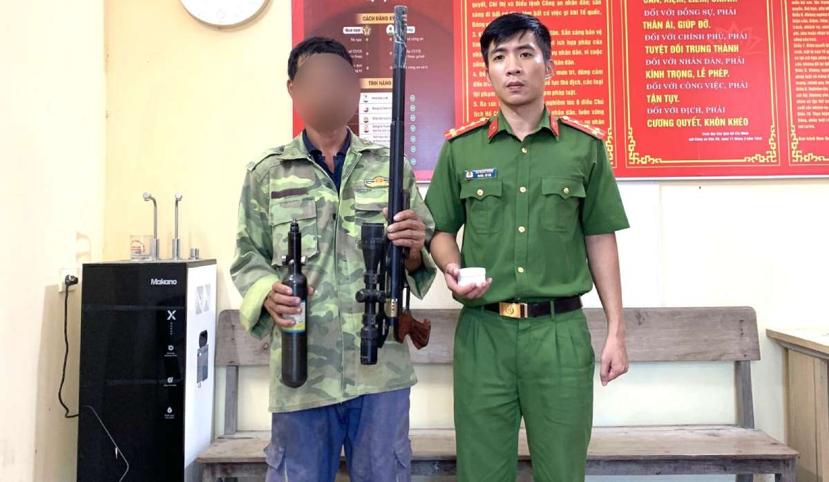Van Thang Commune Police receive a homemade air gun handed over by people. Photo: Ninh Binh Provincial Police