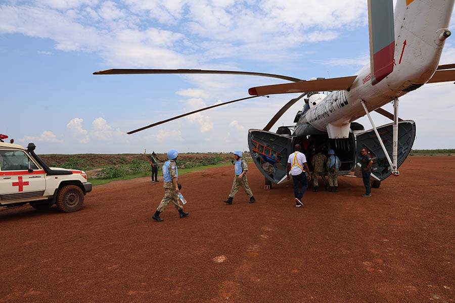 Team 2, commanded by Captain, Doctor Pham Ly Thanh, mobilized to helicopters ready to move to perform tasks. Photo: Level 2 Field Hospital No. 7