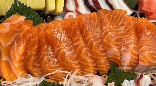 Salmon is rich in omega-3, so eat it regularly to support increased liver function. Photo: Quang Minh