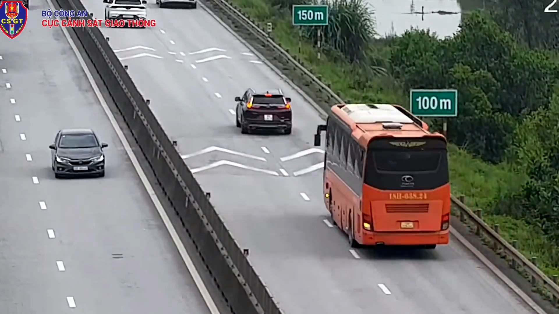 Passenger cars do not maintain a safe distance from vehicles in front. Photo: Traffic Police Department