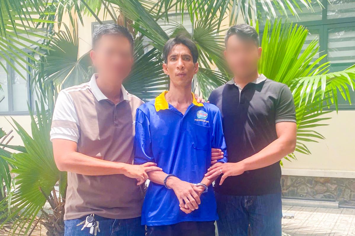 Subject Ho Nhu Y was arrested while on the run in Duc Lap commune (Tay Ninh province). Photo: Can Tho City Police