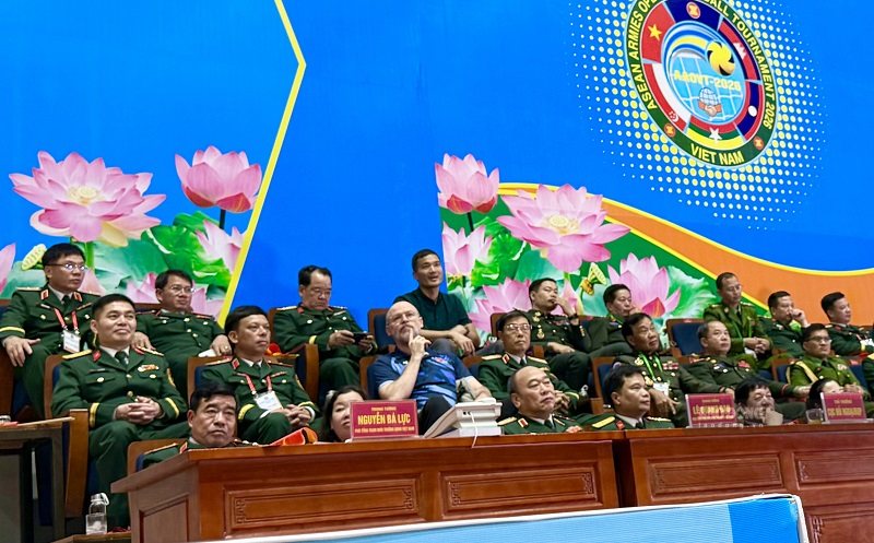 Huấn luyện viên trưởng Đội tuyển bóng chuyền nam Việt Nam, ông Federico Rampazzo đã xem các tuyển thủ thi đấu chung kết Giải bóng chuyền Quân đội các nước ASEAN mở rộng 2026. Ảnh: Hoài Việt