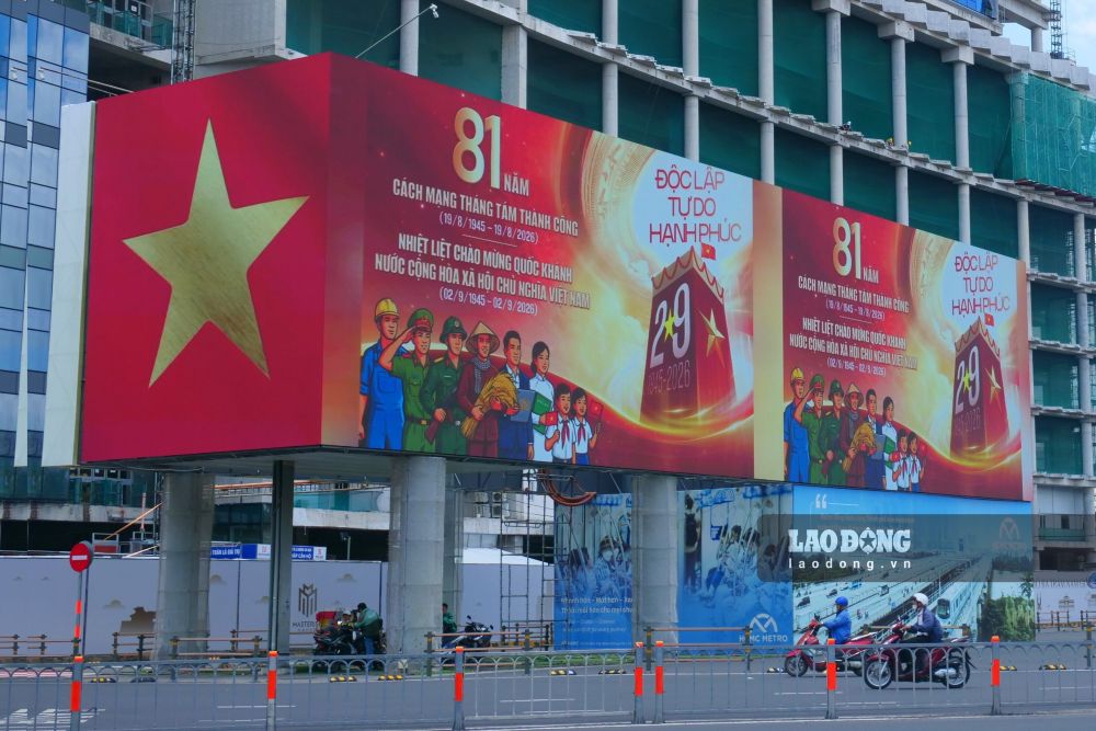 Các tuyến đường trung tâm Thành phố Hồ Chí Minh nổi bật với sắc đỏ của banner chào mừng Quốc khánh 2.9. Ảnh: Thái Bảo