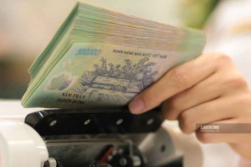 People from 70 to under 75 years old from poor and near-poor households who are receiving monthly social insurance survivor's allowance upon death are supported with funeral expenses of 10,800,000 VND. Photo: Hai Nguyen