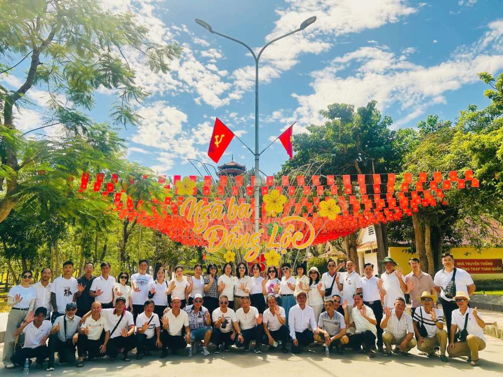 Người lao động Công ty Kho vận và cảng Cẩm Phả đi tham quan, nghỉ mát. Ảnh: Công đoàn TKV