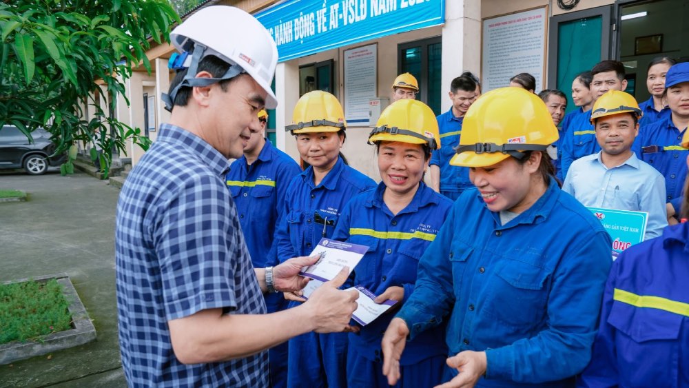 Mr. Le Thanh Xuan - Member of the Standing Committee of the Vietnam General Confederation of Labour, Chairman of the Vietnam National Coal - Mineral Industries Trade Union - presents gifts to workers. Photo: TKV Trade Union