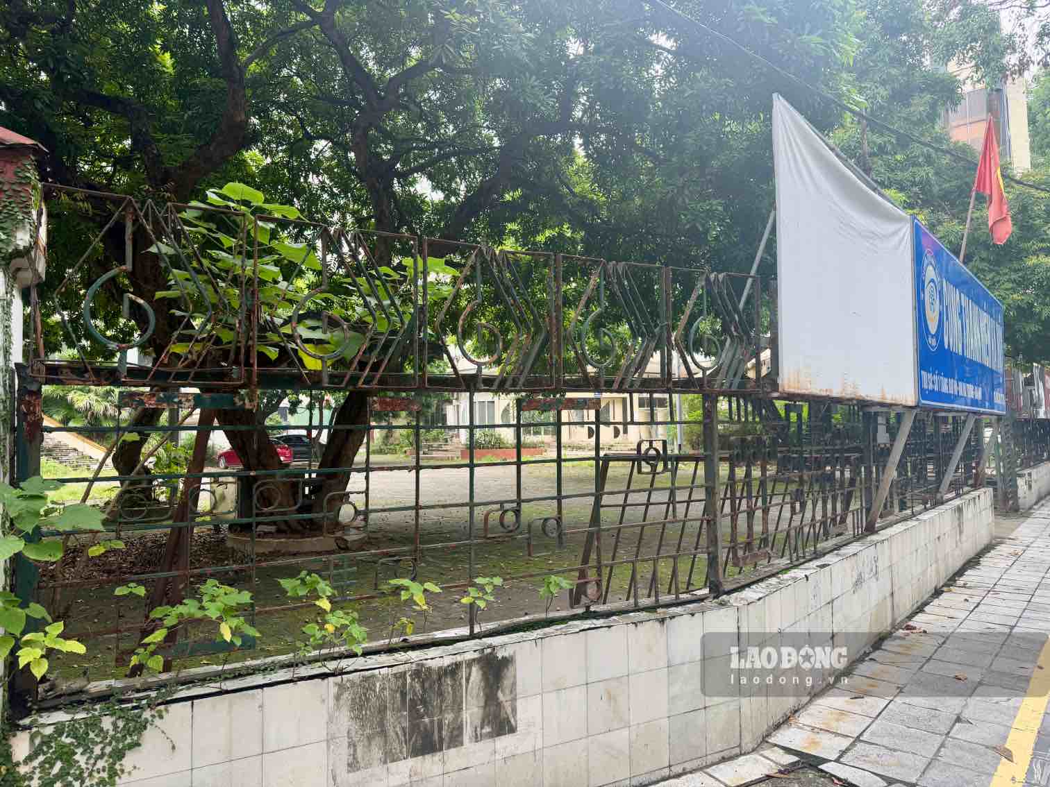 Hệ thống hàng rào xung quanh khuôn viên đã xuống cấp, hoen gỉ. Ảnh: Hoài Anh
