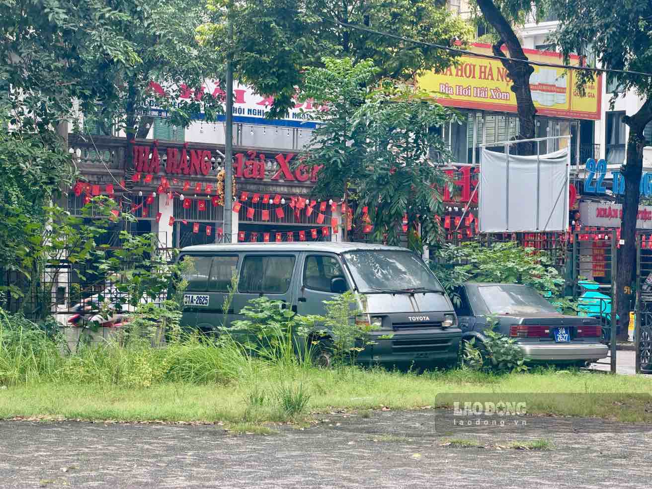 Một số phương tiện cũ, hư hỏng được để tại một góc trong khuôn viên. Ảnh: Hoài Anh