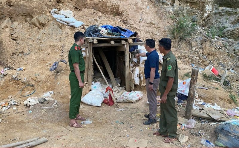 Police raid illegal mineral exploitation point in the middle of acacia hill in Thanh Binh commune, Da Nang. Photo: CACC