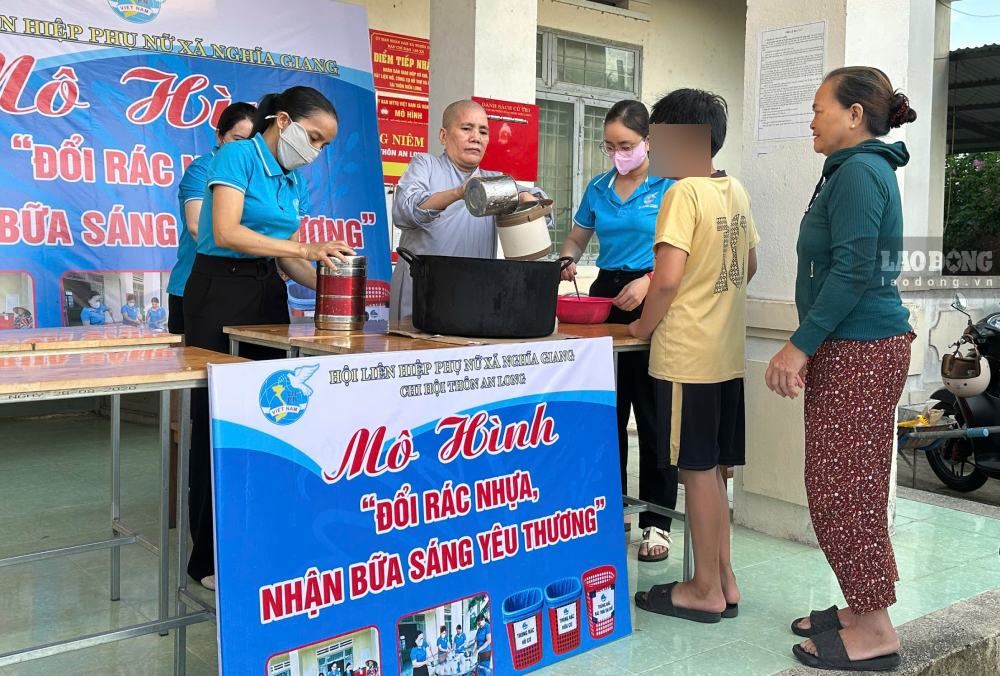 Hot porridge portions are handed directly to people in Nghia Giang commune, Quang Ngai province. Photo: Vien Nguyen