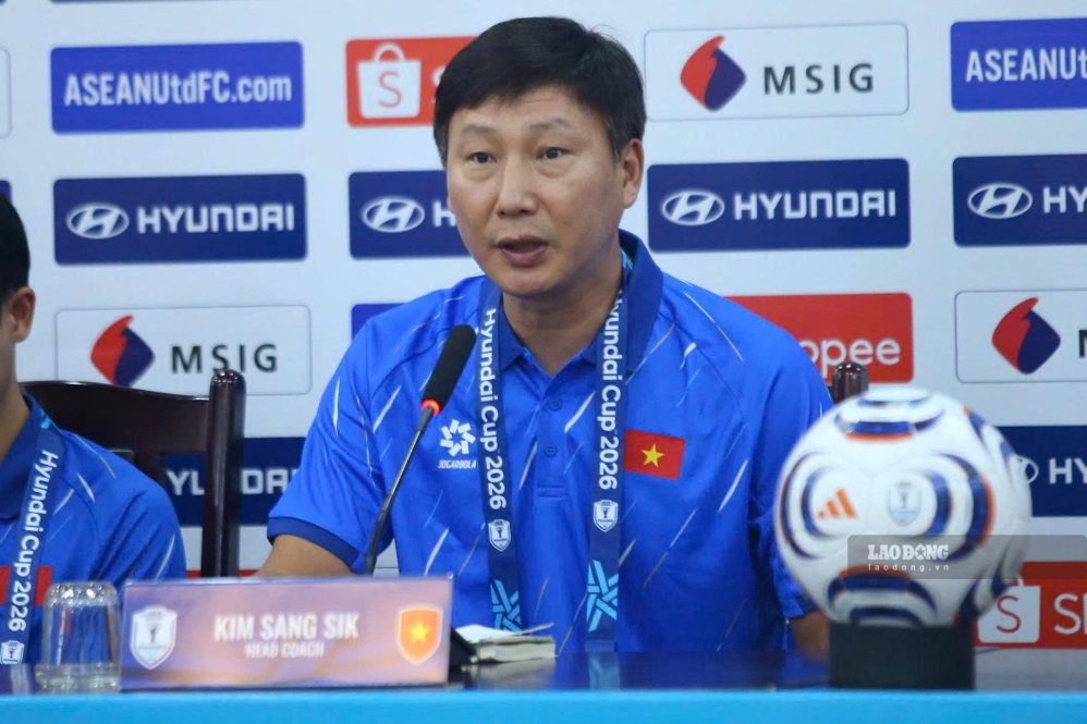 El entrenador Kim Sang-sik celebró una rueda de prensa después del partido entre Vietnam y Tailandia. Foto: Thanh Vu