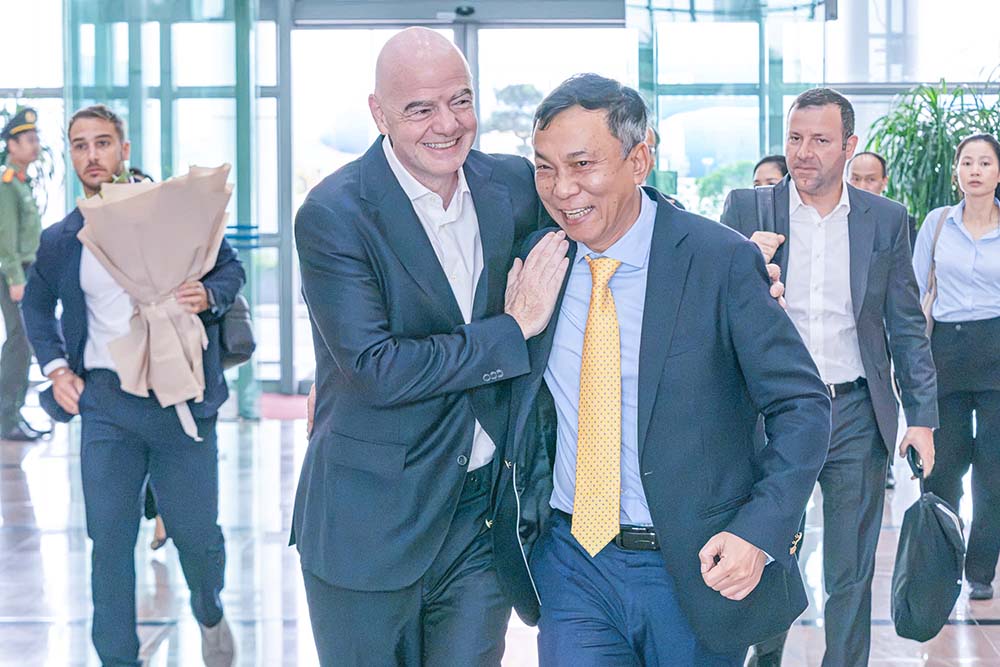 FIFAのジャンニ・インファンティーノ会長がASEANカップ2026決勝戦前にハノイに到着。写真:VFF