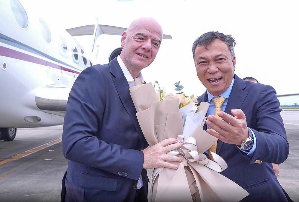 Chủ tịch VFF Trần Quốc Tuấn tặng hoa chào đón Chủ tịch FIFA Gianni Infantino tại sân bay. Ảnh: VFF