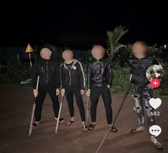Group of young people carrying weapons posted on social networks causing a negative effect. Photo: Screenshot