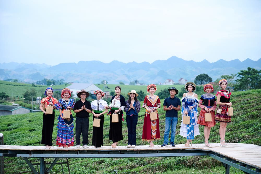 Hội đồng Ban Giám khảo của cuộc thi quy tụ nhiều chuyên gia, nghệ sĩ và nhân vật uy tín trên nhiều lĩnh vực. Đảm nhận vai trò Trưởng Ban Giám khảo là NSND Lan Hương. NSND Vương Duy Biên- Chủ tịch Hiệp hội Công nghiệp văn hóa Việt Nam là Phó Ban Giám khảo. Thành viên BGK gồm: Nhà báo Ngô Bá Lục, Đại sứ hữu nghị vì hòa bình Saleem Hammad, Hoa hậu Biển Đảo Việt Nam 2025 Nguyễn Thị Mỹ Linh. Ảnh: