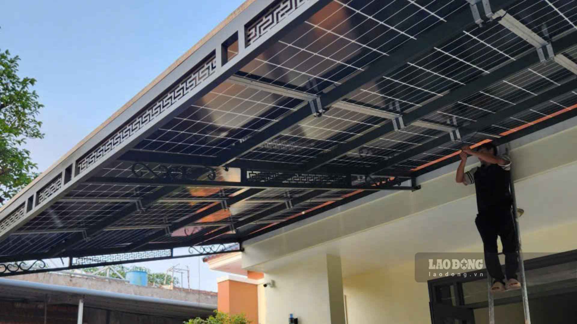 Installing self-producing and self-consuming rooftop solar power without notification or registration of power source development may be subject to administrative penalties. Photo: Le Mai Chi
