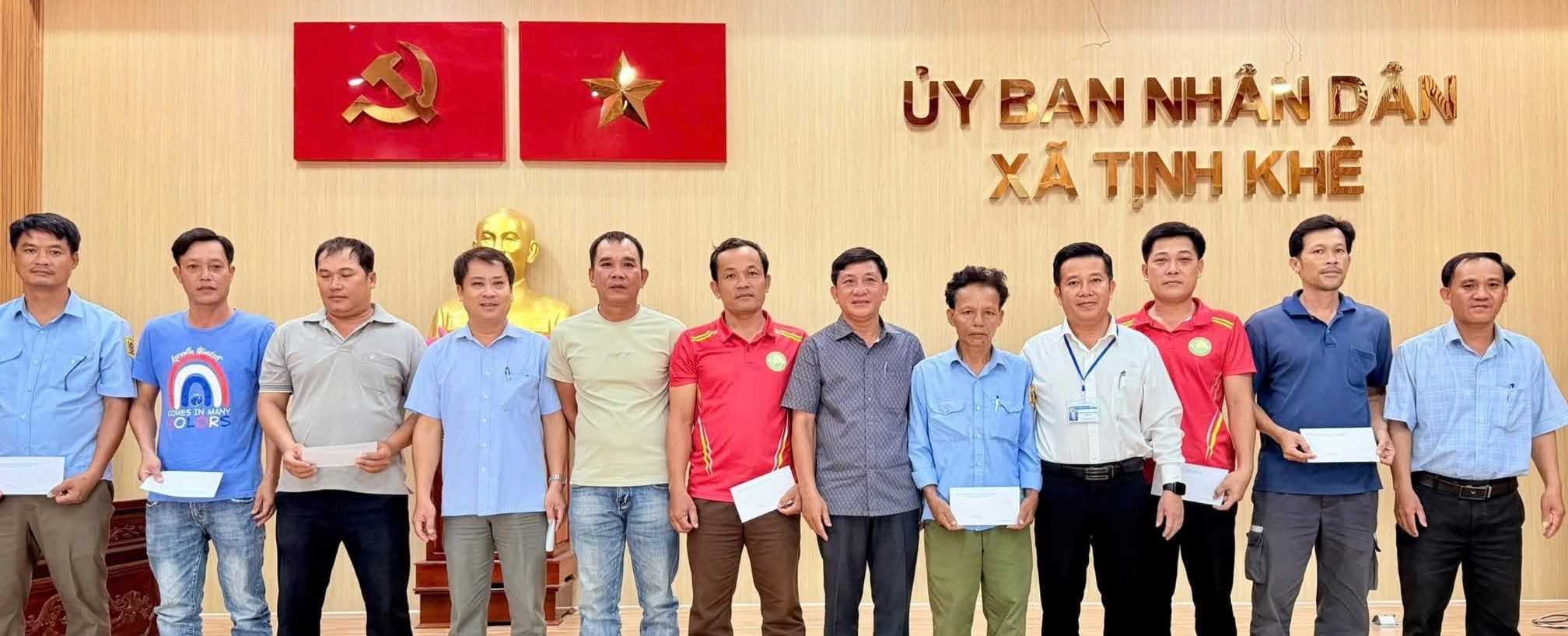 My Khe Sea Management Team was commended and rewarded. Photo: Tinh Khe Commune People's Committee, Quang Ngai province